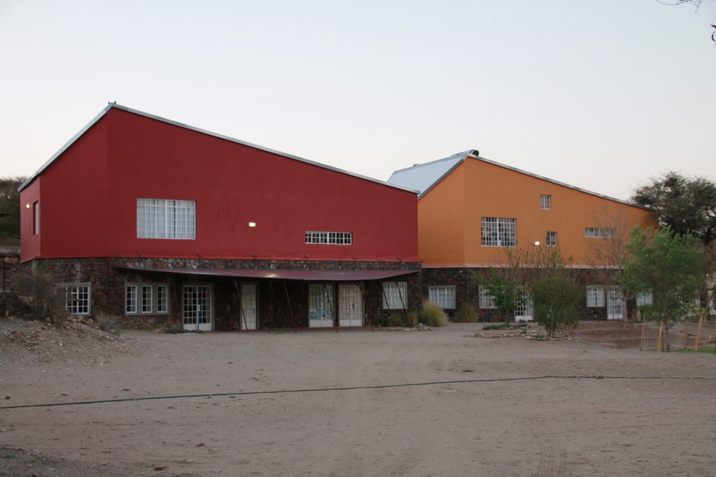 Die High School Und links ist noch die Küche 